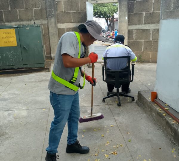 Limpieza de Patios y Baños